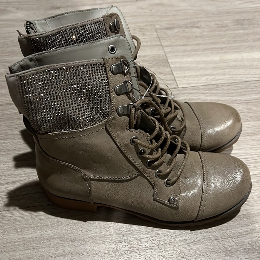 $30 GUESS boots - Picture 2 of 7